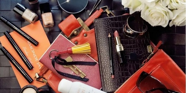 kadin-cantasinda-bulunmasi-gerekenler-646x323